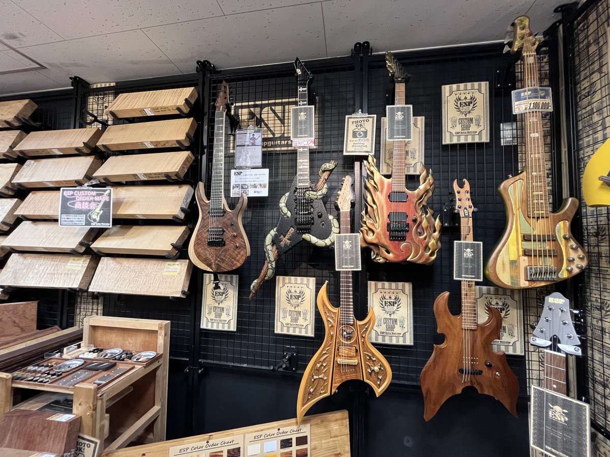 esp_guitarcraft's tweet photo. 御茶ノ水のESP Guitar Workshop(@espgws)2階にESP学園ギタークラフト科の在校生作品を展示して頂きました！今日から二週間、26日（水）の回収まで作品を近くでご覧頂くことが出来ます。
とんでもない場所に並んでいます…！学生の皆もお店に見に行ってみてね！
#espgws #ギタークラフト #ESP学園 https://t.co/1fL8EyTROG