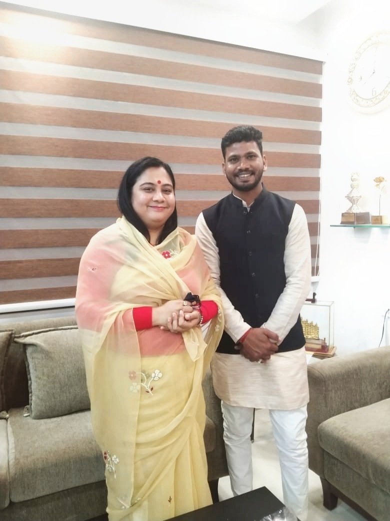 हम सभी पर स्नेह एवं आशीष रखने वाली आदरणीया भाभी माँ श्रीमती स्तुति शर्मा जी को जन्मदिन  की हार्दिक शुभकामनाएं एवं बधाई ...💐💐श्री जुगल किशोर जी सरकार से  कामना है की आपको सदैव सुखों से संम्पन्न रखें🙏