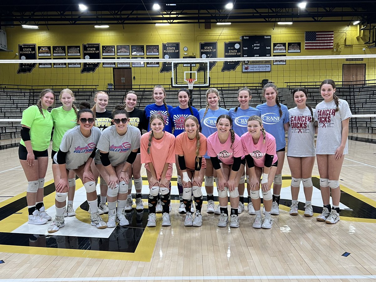 LoogooteeVball's tweet image. Twinning with your pepper partner practice! #SectionalWeek #WeOverMe