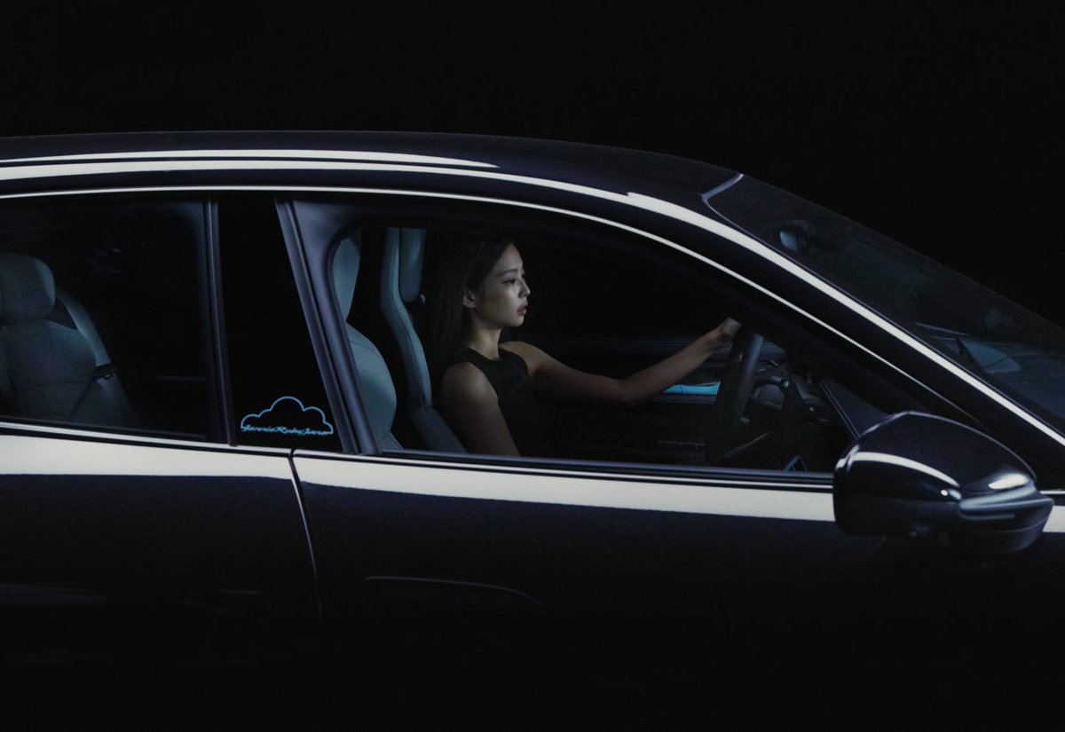 BPINKLATINO's tweet photo. “Sonderwunsch for JENNIE”: Taycan personal para la superestrella de Corea del Sur

“#JENNIE tenía imágenes muy específicas del Porsche de sus sueños. La colaboración fue intensa e inspiradora”, dice Alexander Fabig, vicepresidente de Individualización y Clásicos de Porsche. https://t.co/O3mWLHip0A