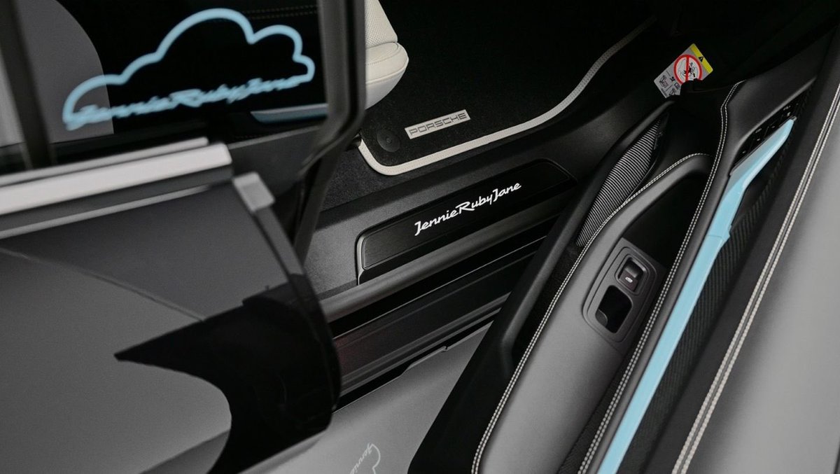 BPINKLATINO's tweet photo. “Sonderwunsch for JENNIE”: Taycan personal para la superestrella de Corea del Sur

“#JENNIE tenía imágenes muy específicas del Porsche de sus sueños. La colaboración fue intensa e inspiradora”, dice Alexander Fabig, vicepresidente de Individualización y Clásicos de Porsche. https://t.co/O3mWLHip0A