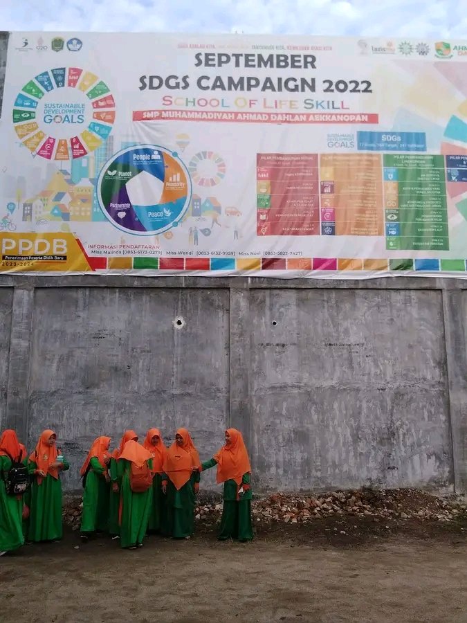 SmpAhmad's tweet photo. Bismillah.
Penyambutan peserta didik SMP Muhammadiyah Ahmad Dahlan Aekkanopan  setiap hari hingga pukul 06:59.
Pukul 07:00 - 08:30 kegiatan Tahsinul wa Tahfizul Quran, kecuali hari Senin diawali Upacar Bendera.

#SchoolOfLifeSkill
#BerkarakterCerdas
#PPDB2023_2024
#SDGsInFocus https://t.co/bHIEBo73op