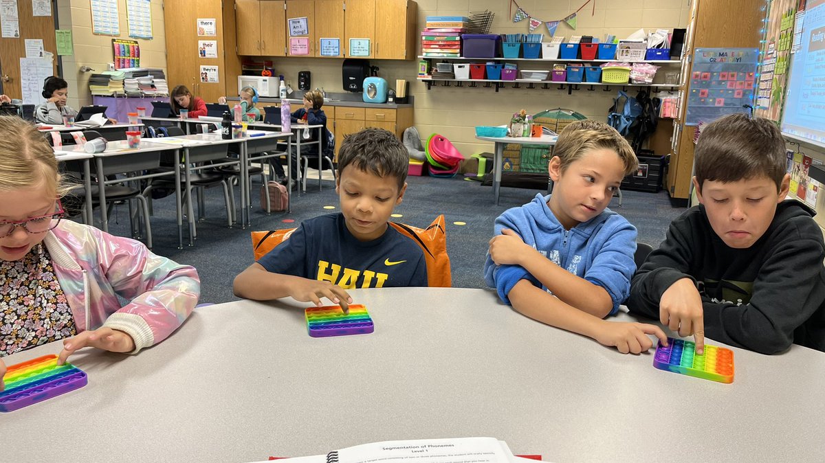 adams4wildcats's tweet image. Students using #popits to tap out sounds in words. One student said, “I’ve been eyeing those wondering when we’d use them”. 😀 #UVLearn #mtss