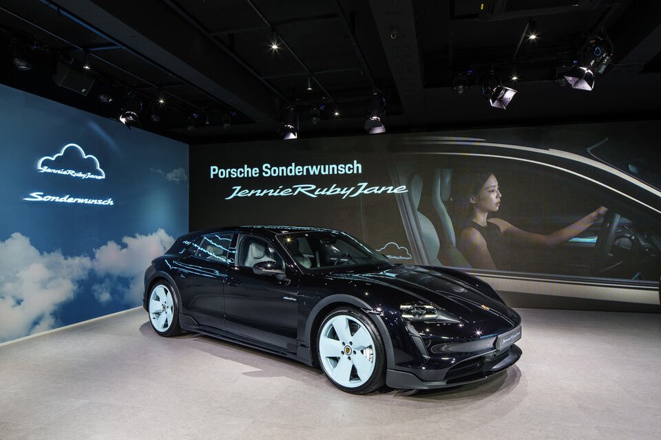 tjruby_'s tweet photo. Porsche x Jennie Ruby Jane https://t.co/HZtBYEpzlr