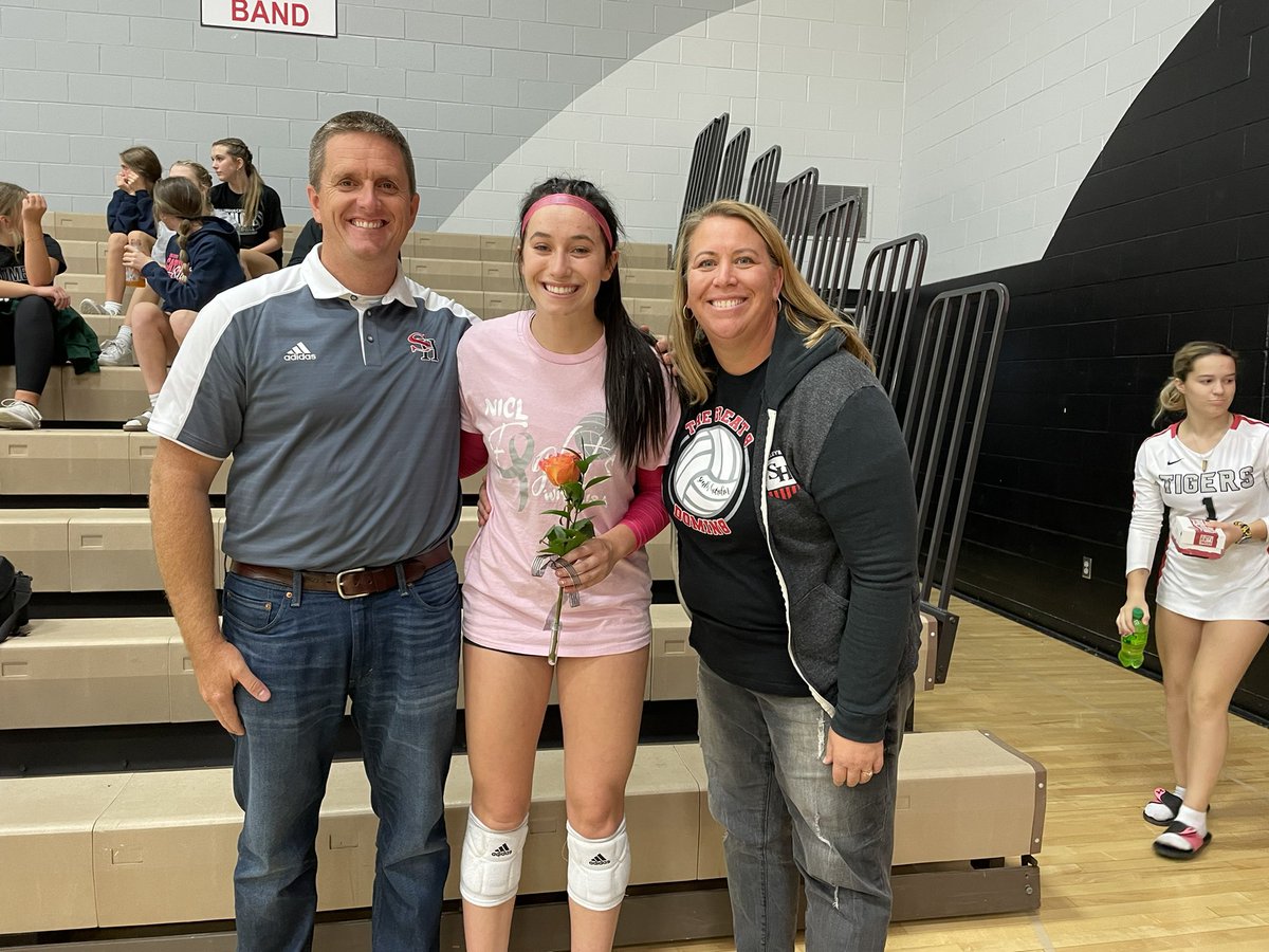 mvanwingen's tweet photo. South Hardin senior Ellie Anderson and parents Marc and Sara Anderson #iahsvb https://t.co/JTj4AyyNkD