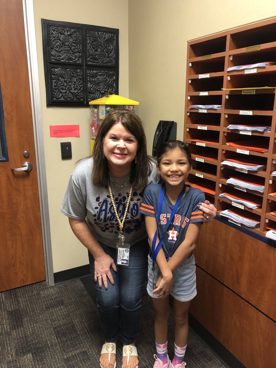 We had a great lunch with the AP today. She’s one super second grader! #WarnerPRIDE ⁦<a href="/WarnerCFISD/">Warner Elementary</a>⁩