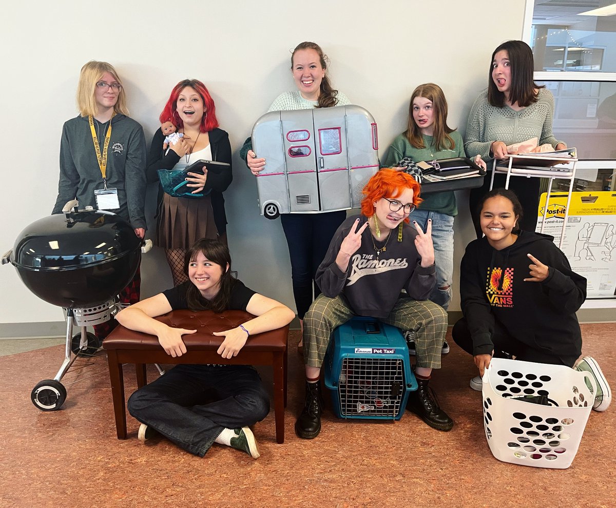 miss_pniewski's tweet photo. Caught @KellamVTfT practicing elite Spirit Week skills today like the future rockstar teachers they are! 🤩 #nobackpacksallowed https://t.co/8cojcp8wZe