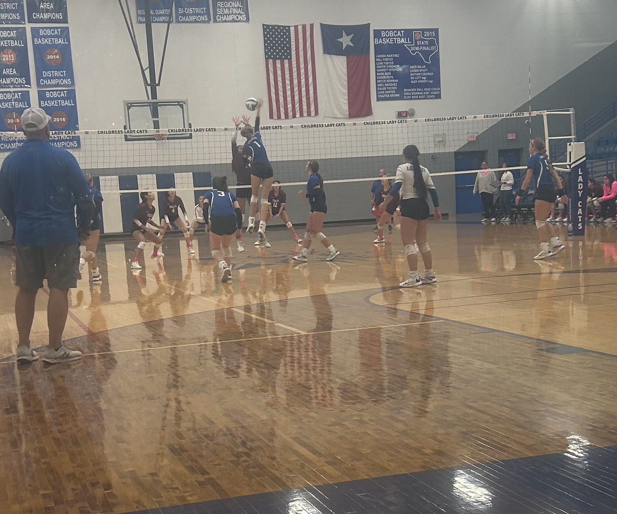 bhelm19's tweet photo. Girls go 3-0 vs Tulia tonight! Congrats @ladycatvball https://t.co/yKAVgnuw86