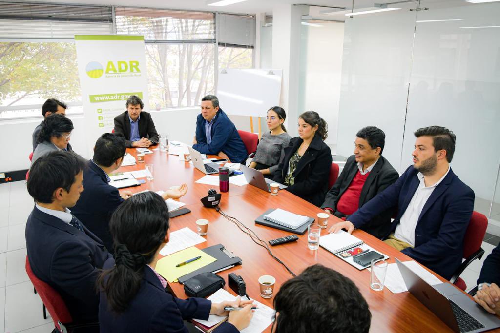 ADR_Colombia's tweet photo. 1/2 🕊 Queremos contarte los desafíos a trabajar en conjunto con la Agencia de Cooperación Internacional de Japón- JICA:

👍🏼Mayor presencia en los proyectos rurales en zonas afectadas por el conflicto armado.
👍🏼Alianzas comerciales. 
👍🏼Fortalecimiento institucional. https://t.co/8cQnjqniTo