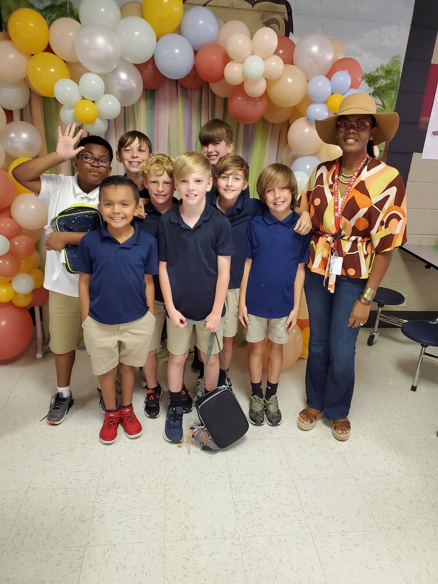Another groovy day in the cafe! Mrs. Cox stopped by to visit, and our National School Lunch Week costume contest winner is Mrs. Cindy Abed! 🌼