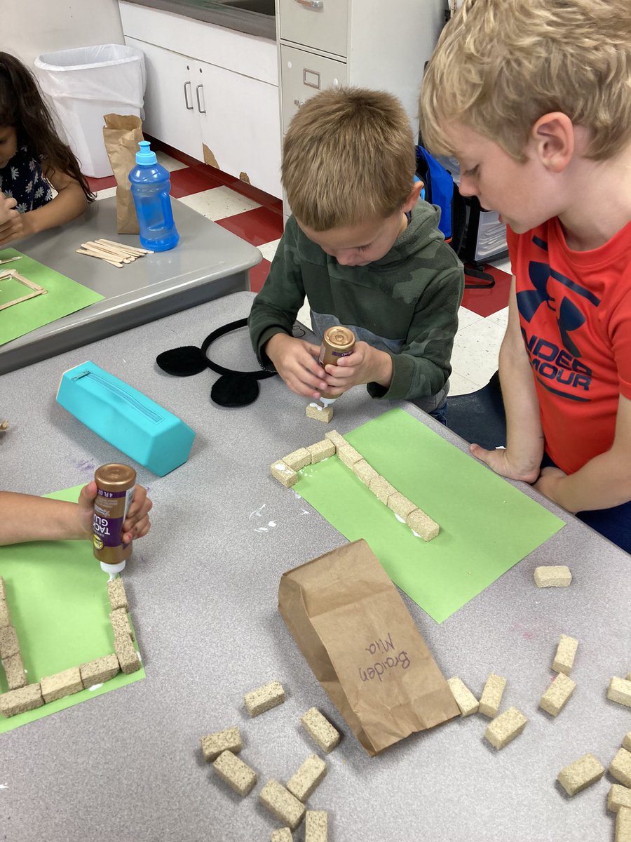 Storytellers153's tweet photo. Science: structure and function We made 3 little pigs’ houses today. Tomorrow the big bad wolf will visit our houses. @GuffeyElem @FoxC6Schools https://t.co/zgtsUFJzZm