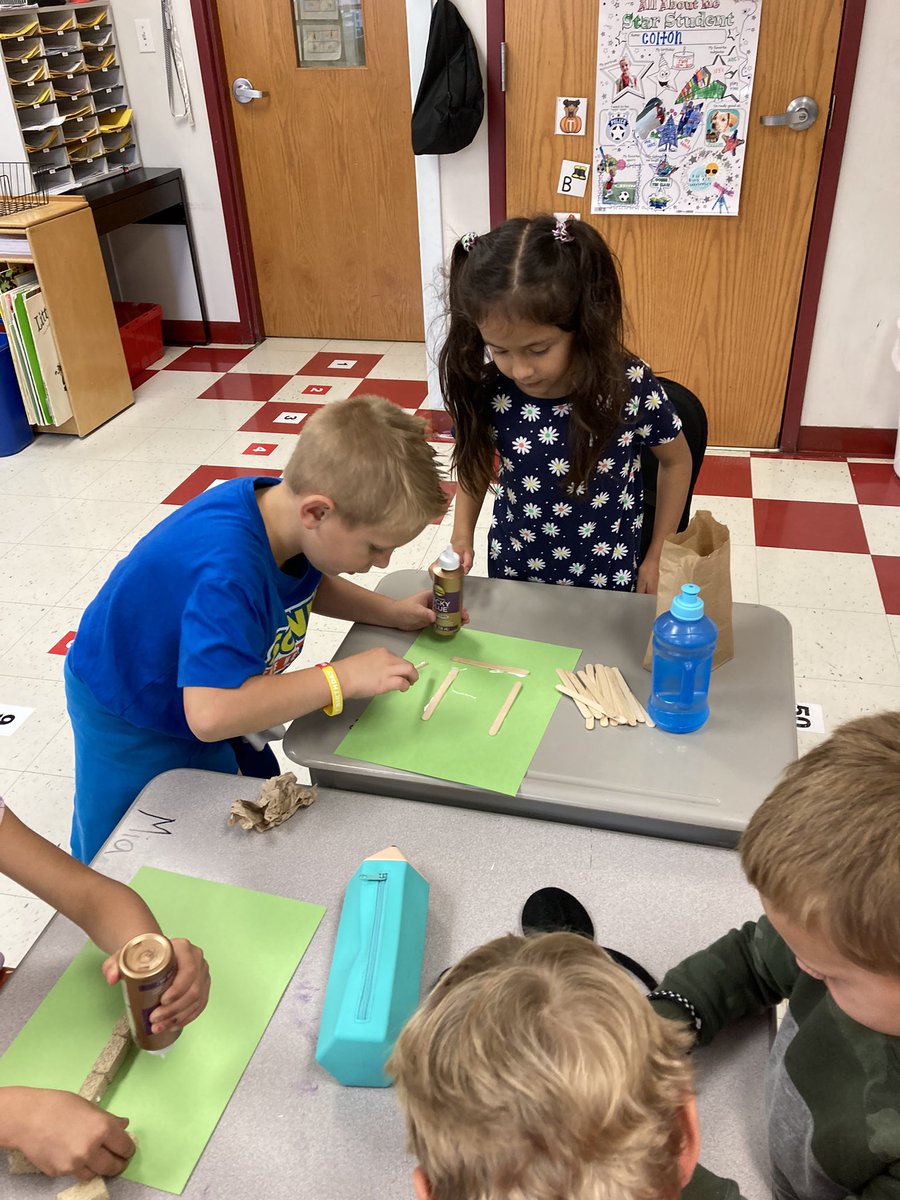 Storytellers153's tweet photo. Science: structure and function We made 3 little pigs’ houses today. Tomorrow the big bad wolf will visit our houses. @GuffeyElem @FoxC6Schools https://t.co/zgtsUFJzZm