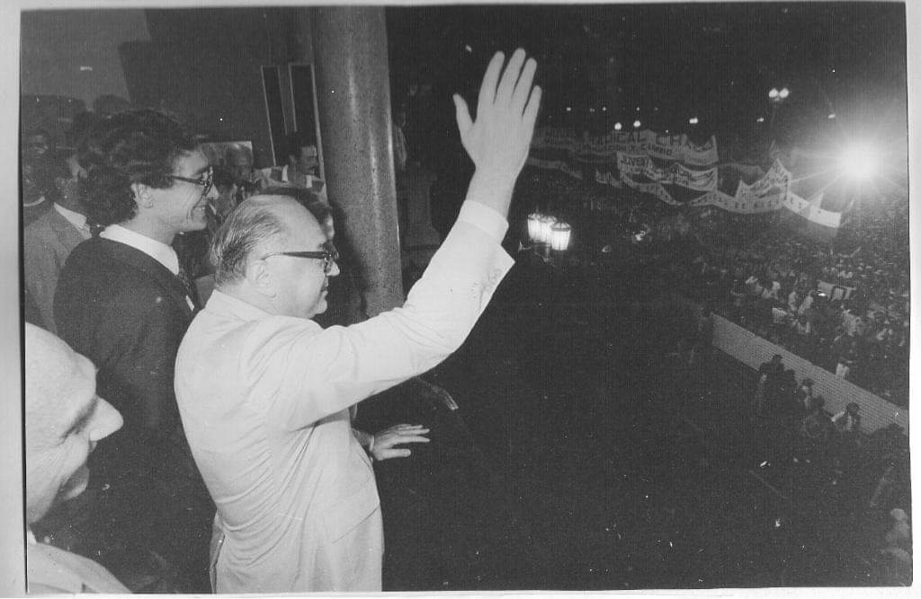 El 11 de octubre de 1996 falleció Bernardo Grinspun. Lo recuerdo con mucho afecto y hoy con este testimonio del acto del los primeros cien días del gobierno de Raúl Alfonsín. Compartimos el momento.