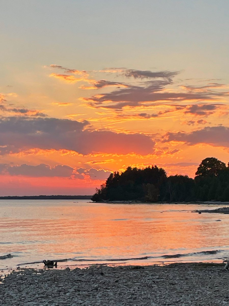 Tonight’s sunset over the north shore of Lake Michigan! 💜

@PureMichigan @UPTravel @UpperPeninsula