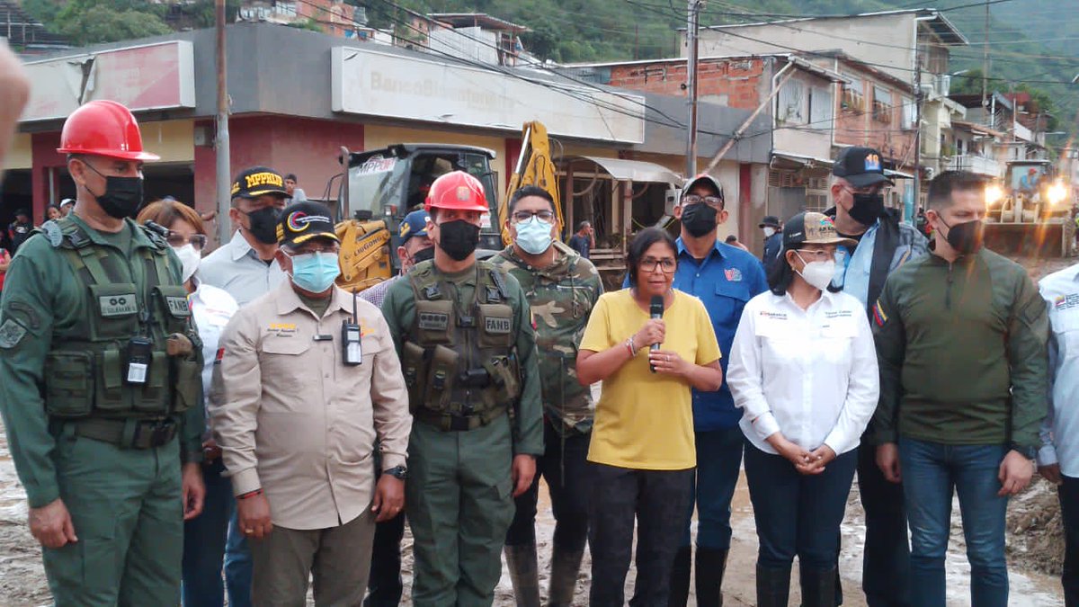 NicolasMaduro's tweet photo. Es clave cumplir con la meta de limpieza de Las Tejerías y zonas aledañas, para lo cual, instruí a la vicepresidenta @delcyrodriguezv, duplicar el número de máquinas, camiones y todo el trabajo, en coordinación con la autoridad única, el general Sulbarán. https://t.co/r9B81oyCR3