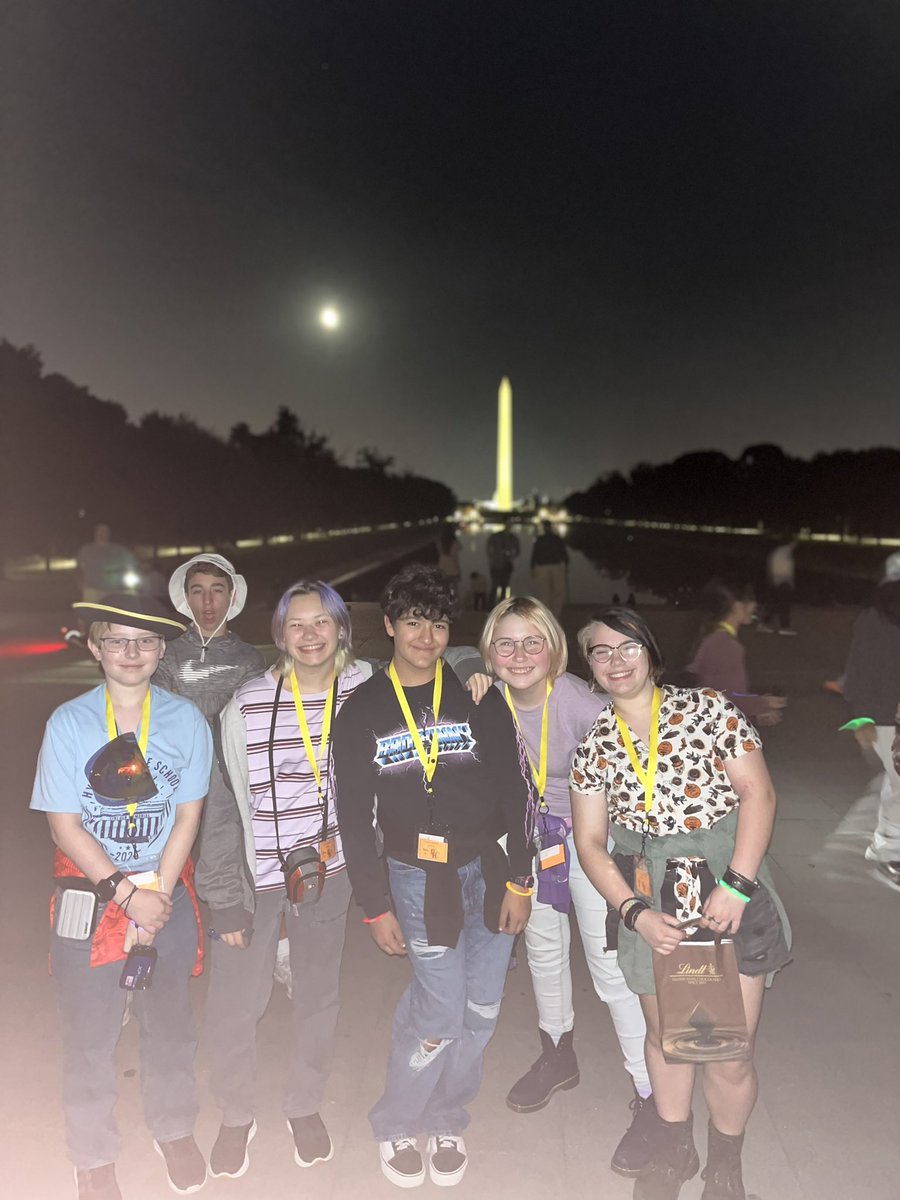 Mr_Frobose's tweet photo. Bus #6 Late night tour at Lincoln Memorial! @EagleNewsHyatts @HyattsDC @dgHYATTSNATION https://t.co/EXC1AoHxUd