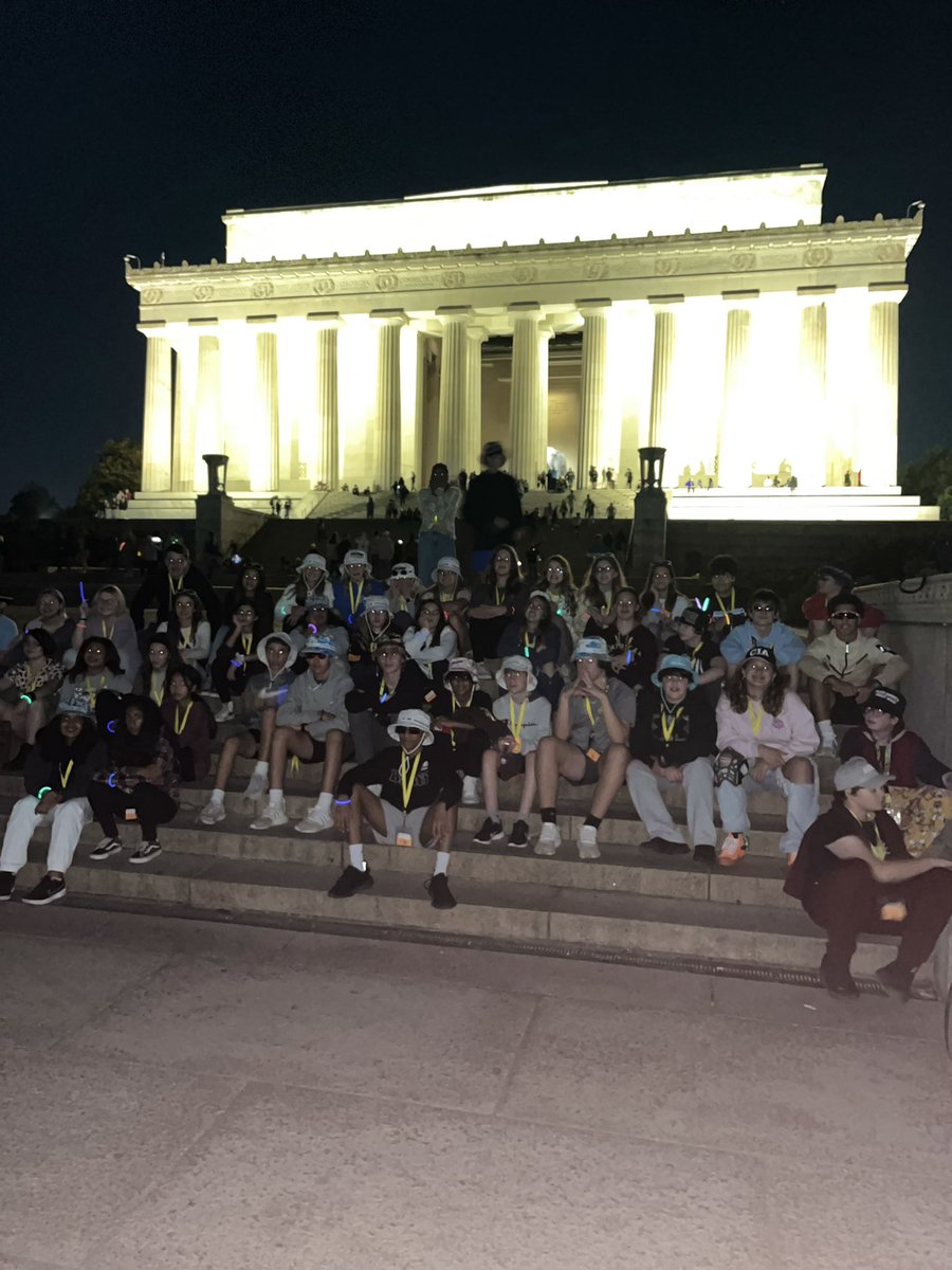 Mr_Frobose's tweet photo. Bus #6 Late night tour at Lincoln Memorial! @EagleNewsHyatts @HyattsDC @dgHYATTSNATION https://t.co/EXC1AoHxUd