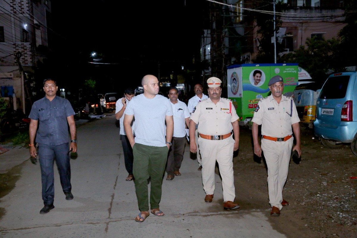 police_guntur's tweet photo. ఈరోజు గుంటూరు నగరంలో వున్న న్యూ గుంటూరు రైల్వే స్టేషన్ ను ఆకస్మికంగా పర్యటించిన **జిల్లా ఎస్పీ శ్రీ ఆరిఫ్ హఫీజ్ ఐపీఎస్ గారు
@APPOLICE100
@dgpapofficial
#suddenvisit
#cctv
#beatsystem https://t.co/swNPUrN5qW