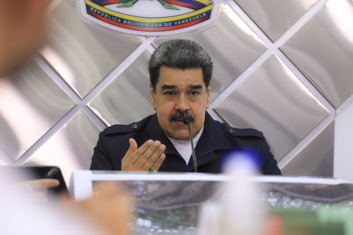 NicolasMaduro's tweet photo. Ordené un Bono Especial para todas las familias de Las Tejerías, que empezó a depositarse para darles un instrumento financiero, acompañamos colectivamente, con alimentos, agua, labores de reconstrucción, limpieza, seguridad, servicios públicos y atención integral al pueblo. https://t.co/DLADzgrobp