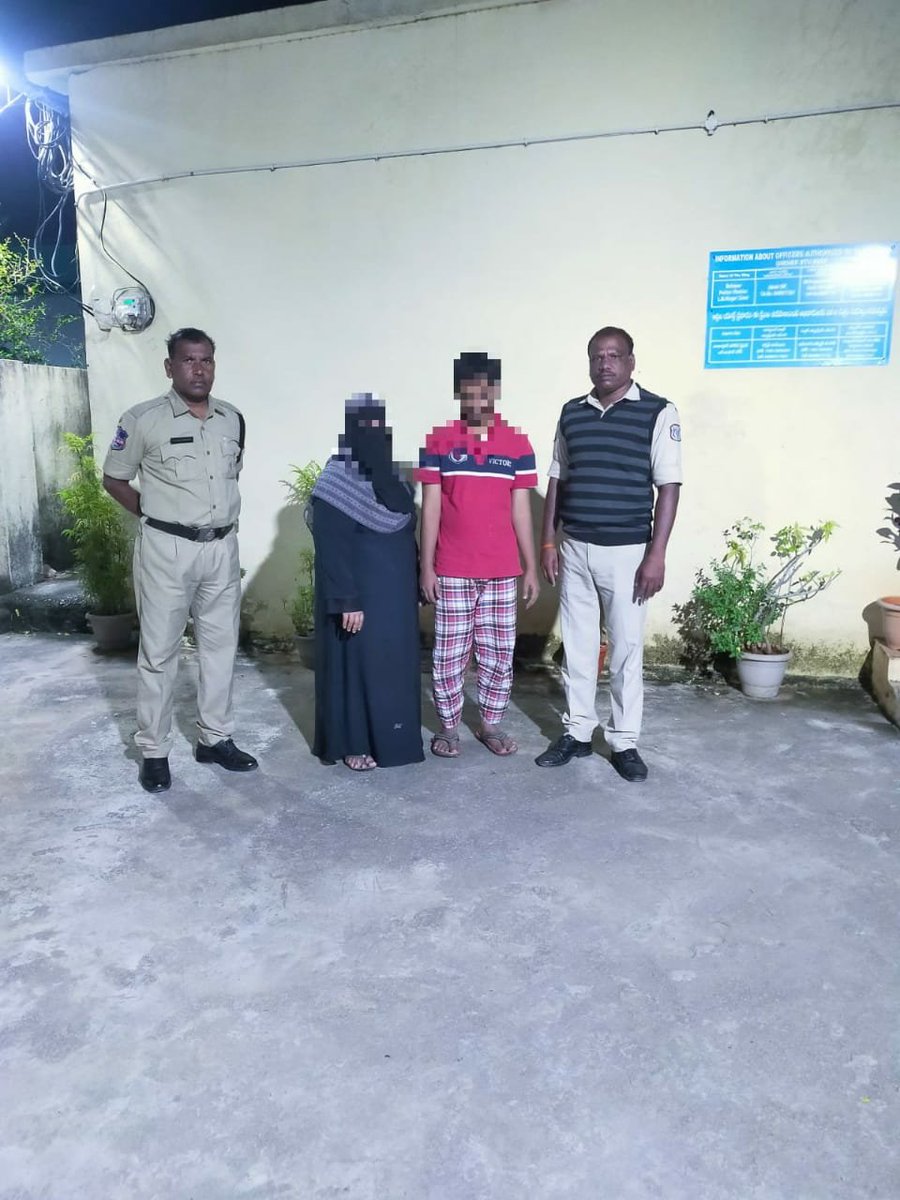 MalkajgiriCop's tweet photo. #LifeSavingEffort
In the midnight hours @BalapurPS #BlueColt Team while #patrolling at Balapur Pedda Cheruvu meantime one person tried to commit #suicide in Cheruvu at that time BC1 staff immediately responded &amp; #saved his life. Later #counseled &amp; handed over to his Parents. https://t.co/cAnwn6EG3E