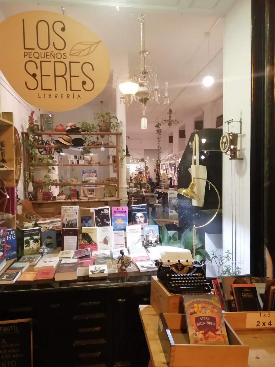 Hace unas horas he estado en <a href="/pequenosseres/">Los pequeños seres</a>, librería de unos jóvenes venezolanos en Ribera de Curtidores. Ellos son Patri y Leo. Tienen un criterio, un camino y un club de Filosofía los martes por la noche, que dirige, coordina e imparte...