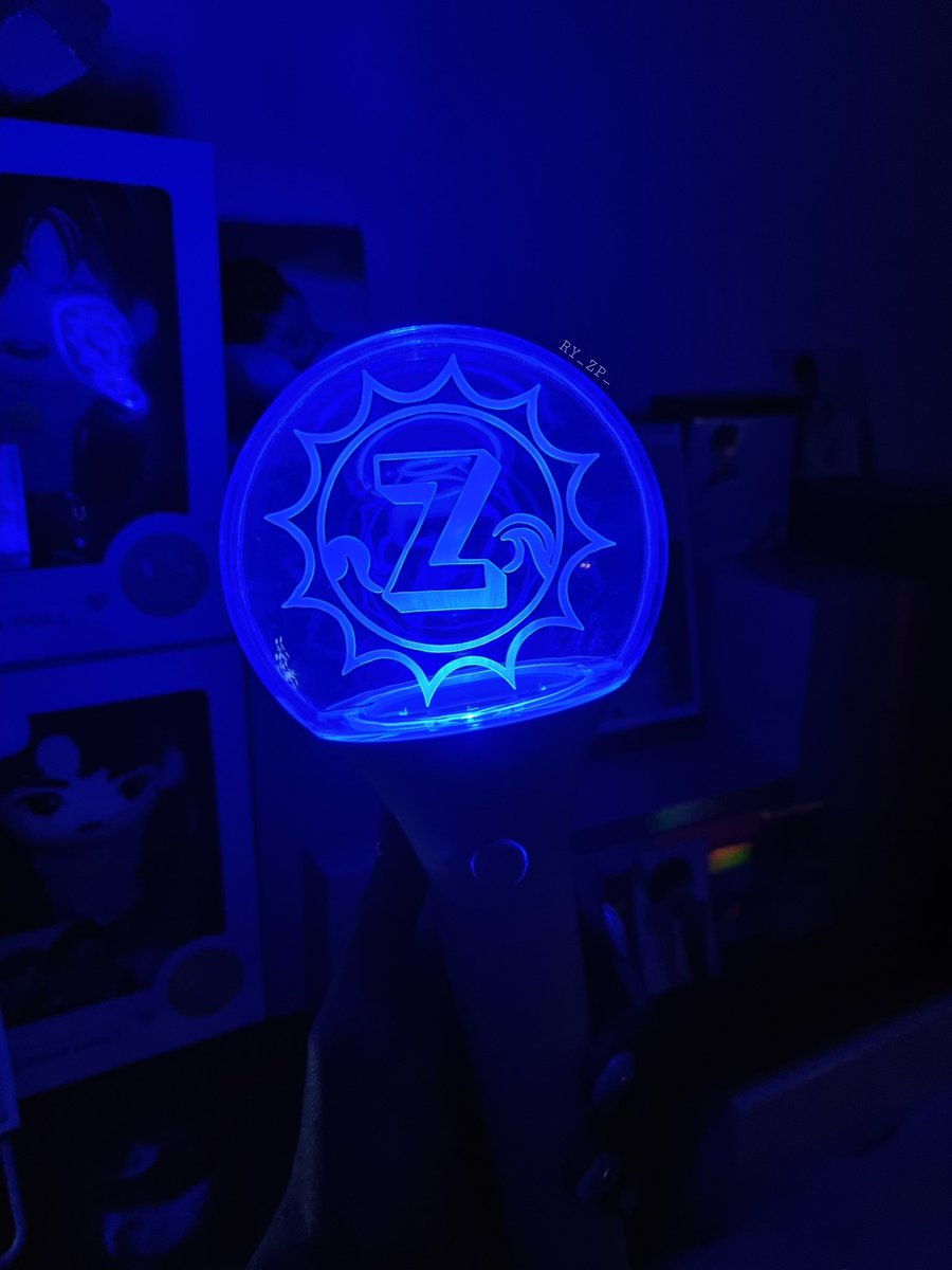 RY_ZP_'s tweet photo. Adivinen quién es la persona más feliz del mundo... 🥺💙😭
Después de una larga espera, por fin llegó mi Lightstick... ☀️Z🌊
Gracias @ZeePruk_OFC!
#ZeePruk #ZunShine https://t.co/D5td03S54k