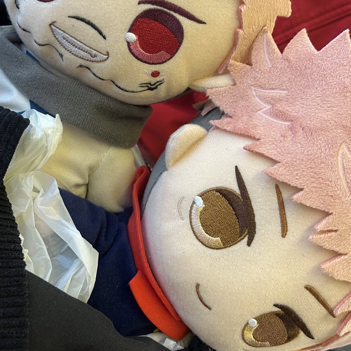 findingitadory's tweet photo. hello i know this is acc is so DEAD like nanami but CHECK OUT MY SUKUNA &amp; ITADORI PLUSHIE. I WILL COMBUST https://t.co/0NFXgO2ZgD