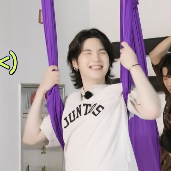 btsbrasil_on's tweet image. [INFO] #SUGA (@BTS_twt) usou uma blusa com inspiração no Rio de Janeiro, no mais recente episódio do 'Run! BTS'! 🇧🇷

A Goalstudio é uma marca sul-coreana de estilo esportivo. O 'JUNTOS MAIOR' é uma coleção que traz símbolos do Brasil, reinterpretando a energia da dinâmica do (+)