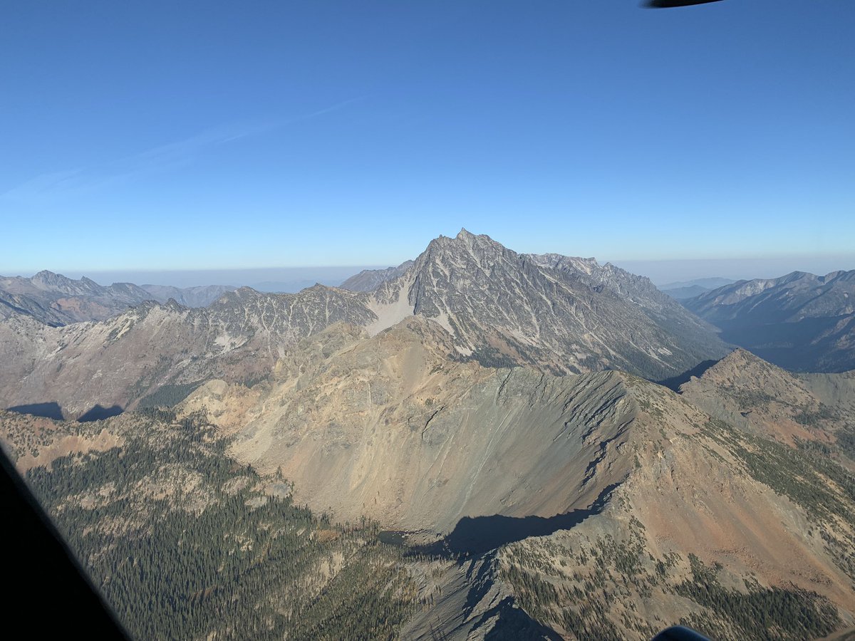 KCSOAirsupport's tweet image. Guardian 2 and crew just pulled an injured hiker off Aasgard Pass.