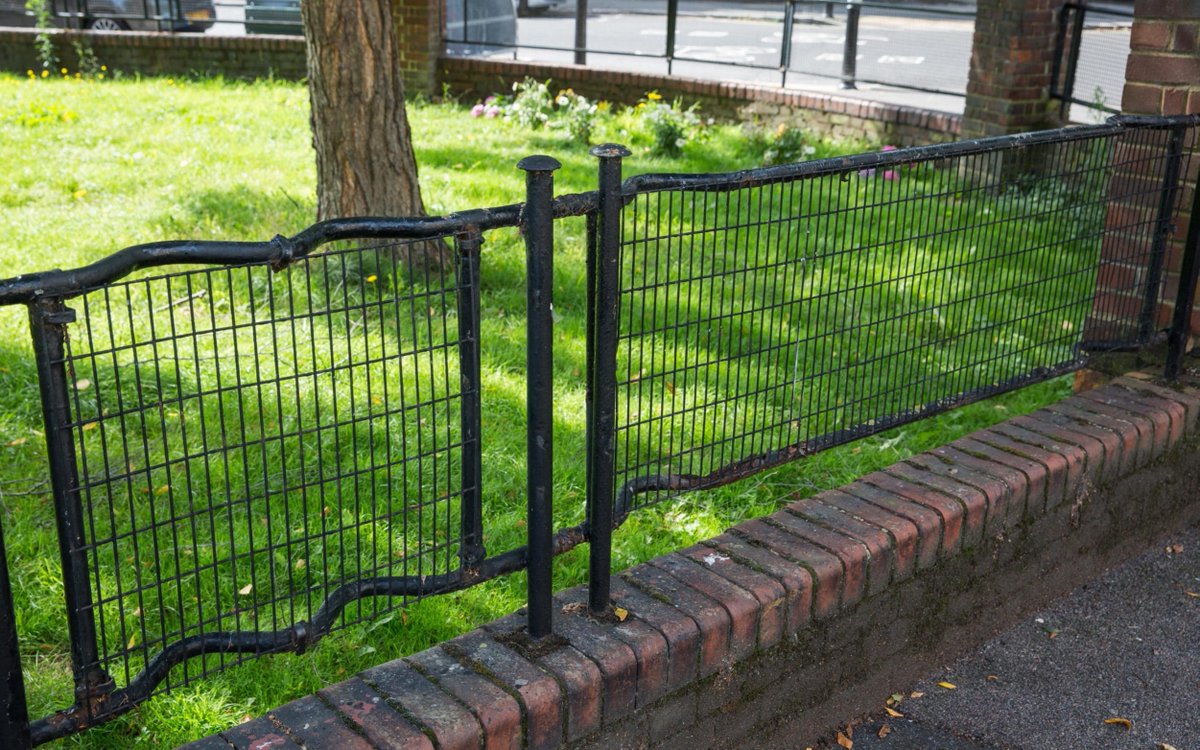 dabitch's tweet photo. A design you might not know about. These wavy metal fences in London are emergency stretchers. https://t.co/FPhiFAomKk