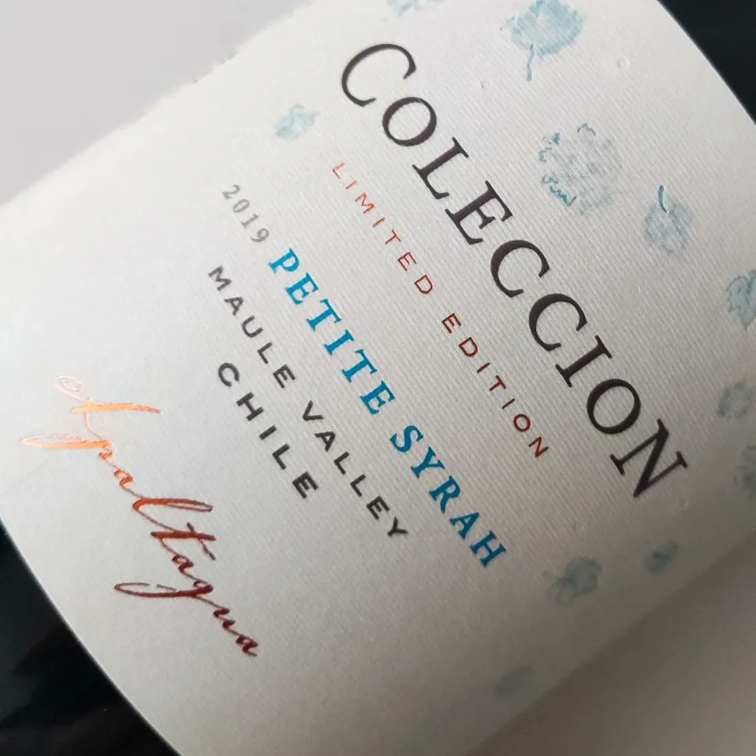 Apaltagua's tweet photo. Lo más selecto del Valle del Maule, directamente a tu mesa Apaltagua  Colección Petite Syrah🍷

Disponible en puntos de venta y nuestra tienda online #ClubApaltagua, link en la bio.

#vino #vinodechile #vinochileno #vinospremium #apaltagua #ClubApaltagua https://t.co/9YJHrAP73b