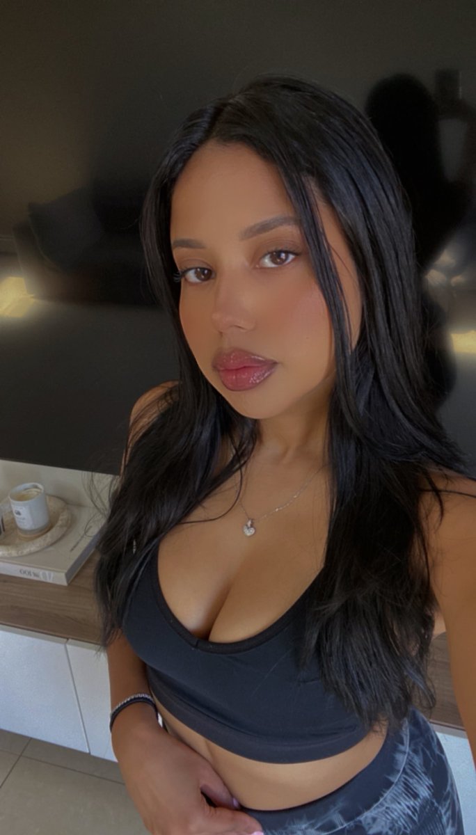 MiaCabral's tweet photo. Oldish  picture because I feel ugly rn https://t.co/F8mU3WyjVn