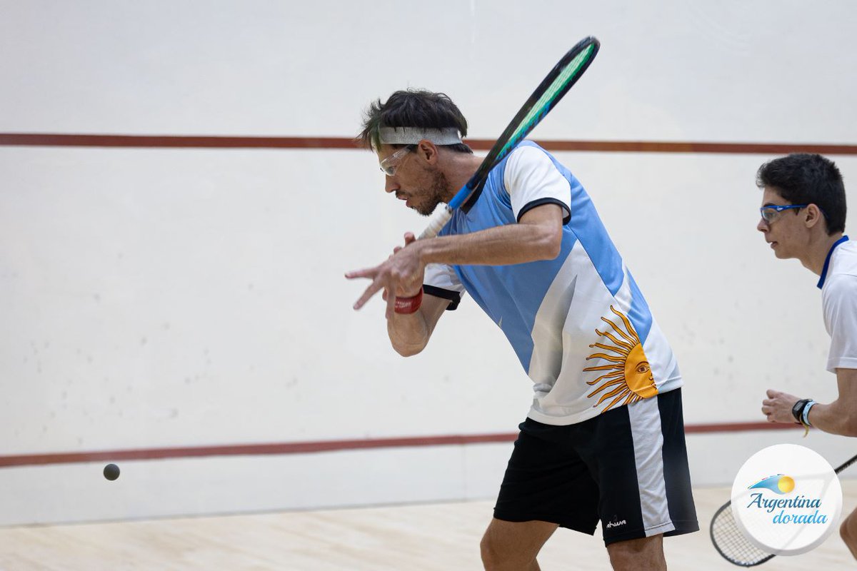 ArgentinaDorada's tweet photo. #Asuncion2022 

@LRomiglio finalista del torneo individual de #Squash luego de vencer a Juan Vargas 🇨🇴 por 7-11, 11-5, 11-4 y 11-2. Este miércoles por el oro enfrentará a Ronald Palomino 🇨🇴, quien en la otra semi se impuso a Roberto Pezzota (🥉) por 11-7, 9-11, 11-2, 10-12 y 11-4 https://t.co/b1xL0qUcUF