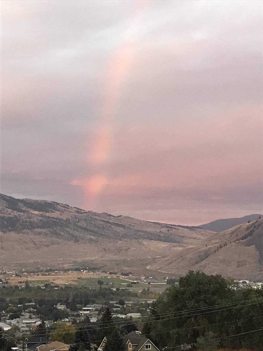 AlanShaver's tweet photo. A rainbow in the red light of the sunset is red. https://t.co/9C70I6X1Eo