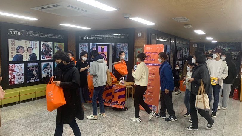 pipff_official's tweet photo. 10월 7일 영월시네마에서 강원도 순회상영전이 열렸습니다. 이승환 감독의 <아이를 위한 아이>가 상영됐는데요. 지난해 상영전이 좋아 다시 찾아왔다는 관객부터, 그 동안 영화제가 걸어왔던 길을 손편지로 담아 서울에서 온 관객까지, 가슴이 먹먹해진 밤이었네요. 함께해 주신 분들께 감사드립니다! https://t.co/LqKdvjwdpJ