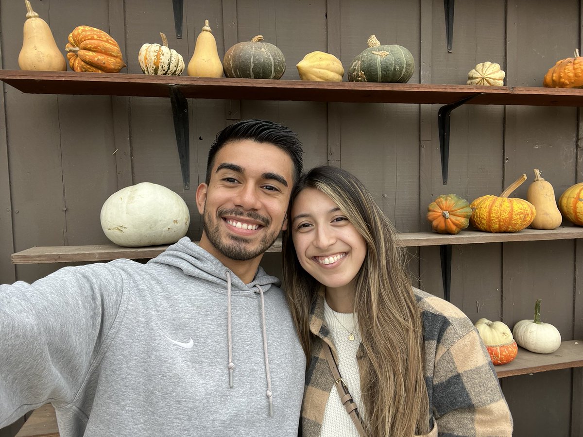 Ellissanicole's tweet photo. pumpkin patch with my best friend 🧡 https://t.co/YuY5q4TmUu