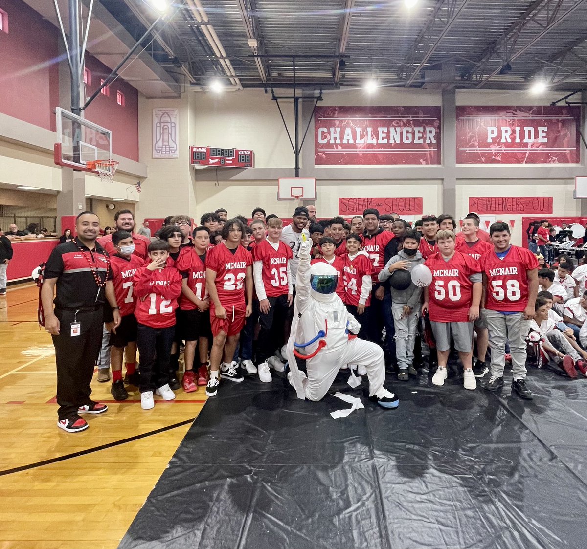 swisd_mcn's tweet photo. Huge shoutout to UTSA star QB- Frank Harris for coming out to the McNair Homecoming Pep Rally. What a scene it was at McNair today. Thank you Frank for coming out to speak to our students. #ChallengerFamily #LetsGo210 #UTSA @thefrankharris https://t.co/0kBhvJW5DP
