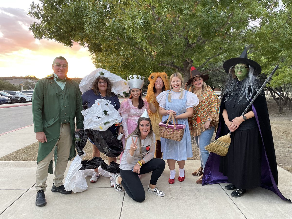 RomeroReads's tweet photo. Hoffmann Specialist Team visited Oz for our Spooktacular Literacy Night!
@NISDHoffmann https://t.co/c1JJCNuGYU