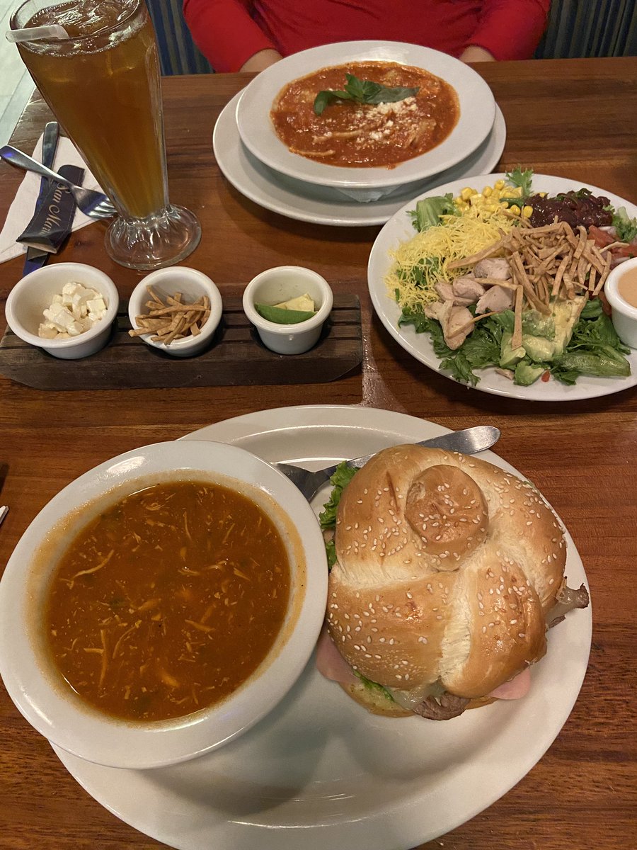 Tuvimos que cenar todo esto solo para que nos dijeran que no tienen pumpkin pie!!! 🥲