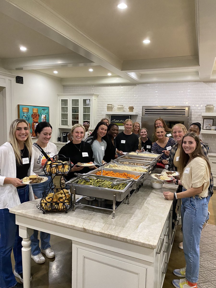 Tonight we had <a href="/AlabamaSB/">Alabama Softball</a> to the Byrne Casa 🏡!  What a great group of young women!  

Proud of the culture &amp; program <a href="/UACoachMurphy/">Patrick Murphy</a>, his staff and team have made for so many years.  
#RollTide 🥎