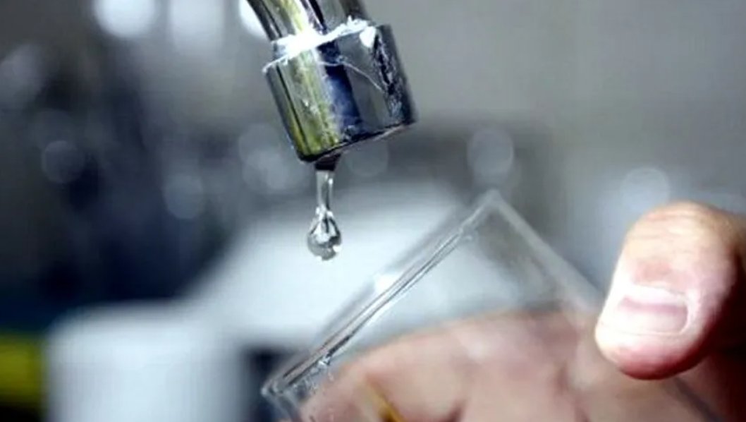 PiensaPrensa's tweet photo. Cerca de un millón de personas en la región metropolitana estarán sin servicio de agua potable. La suspensión del suministro se iniciará a las 15 horas del miércoles y se extenderá hasta las 6.00 am del jueves 13.
Conoce los puntos de distribución 👇
https://t.co/q1iyCMWMK0 https://t.co/HyZKfkvv8F