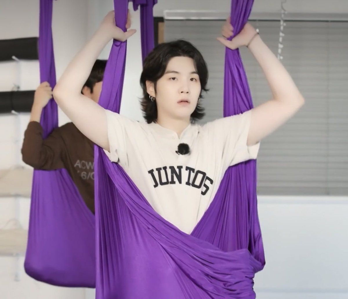 mygbrazil's tweet image. 🧐 Yoongi usou uma camiseta inspirada no Rio de Janeiro 🇧🇷, no último episódio do Run BTS 'Fly BTS Fly'

A GoalStudio é uma marca sul-coreana de estilo esportivo. 'JUNTOS MAIOR' é uma coleção que traz símbolos do Brasil, reinterpretando a energia +

#BTS #SUGA #슈가 @BTS_twt