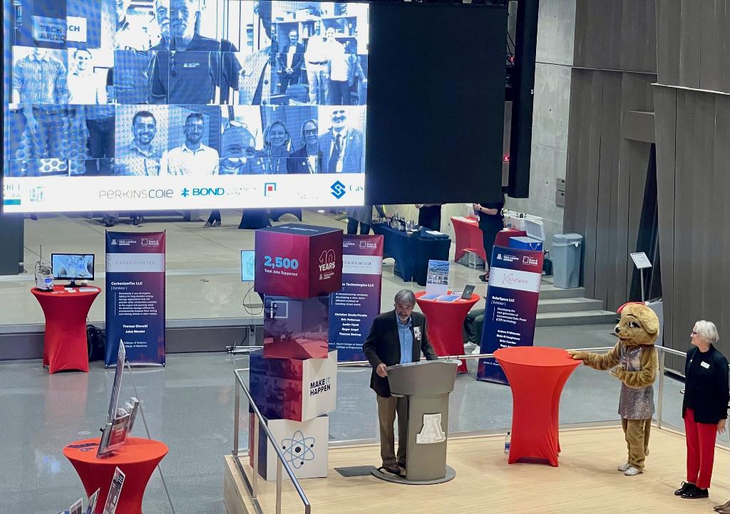UAZBIO5's tweet photo. Dr. Eugene Gerner @Biochem_Chem @UAZCancer is honored at tonight's  2022 I-Squared - Expo &amp; Awards Ceremony 🙌 Can't make it campus @UArizona? Watch the live event and celebrate with us! ➡️ https://t.co/nC3vQsq7eX

#techlaunch #techlauncharizona #uarizona #innovation #awards https://t.co/4ekhNIUwBe