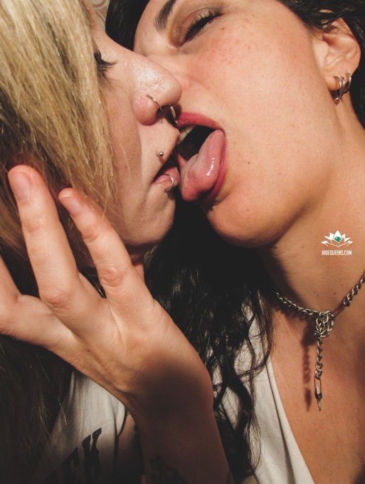 HOT TOILETTE. En el borde de la ba&ntilde;era, se penetran la una a la otra. Los dedos ensalivados se encargaron