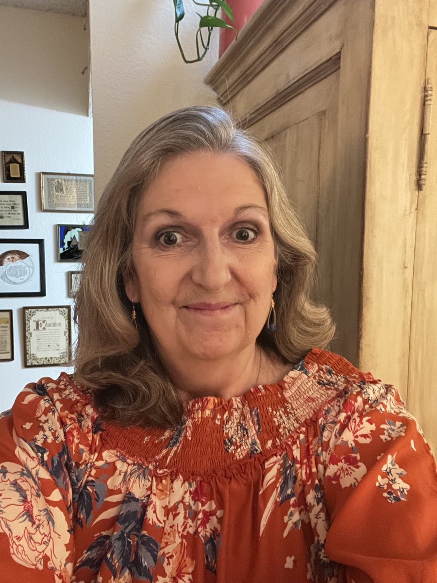 suzspetals's tweet photo. Excited face as I take off to see ⁦@TheWallflowers⁩ in downtown Tucson. They’re an exciting new band so I don’t know what all these oldies are doing here but whatever. #timeisacircle https://t.co/F2uNmyZaH3