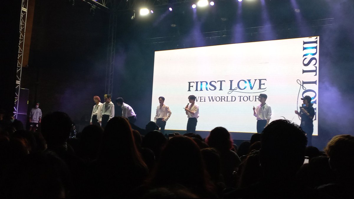 be_deerstar16's tweet photo. Cumplimos el sueño de conocer a WEi 🥺💕 @WEi__Official los amo tanto, gracias por tanto precioso concierto 💜💙 https://t.co/cU0HnsGvs6