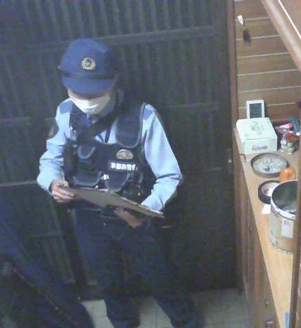 @ZanEngineer うちにも先月、真夜中に突然お見えになりました。近所で事件があったから飴ちゃんよこせと。玄関先から動こうとしないので『蚊が入るから中にお入りなさい』と誘導し、身柄を拘束し尋問しました😆綺麗なお姉さんやったんで有意義なひとときでした🤗 