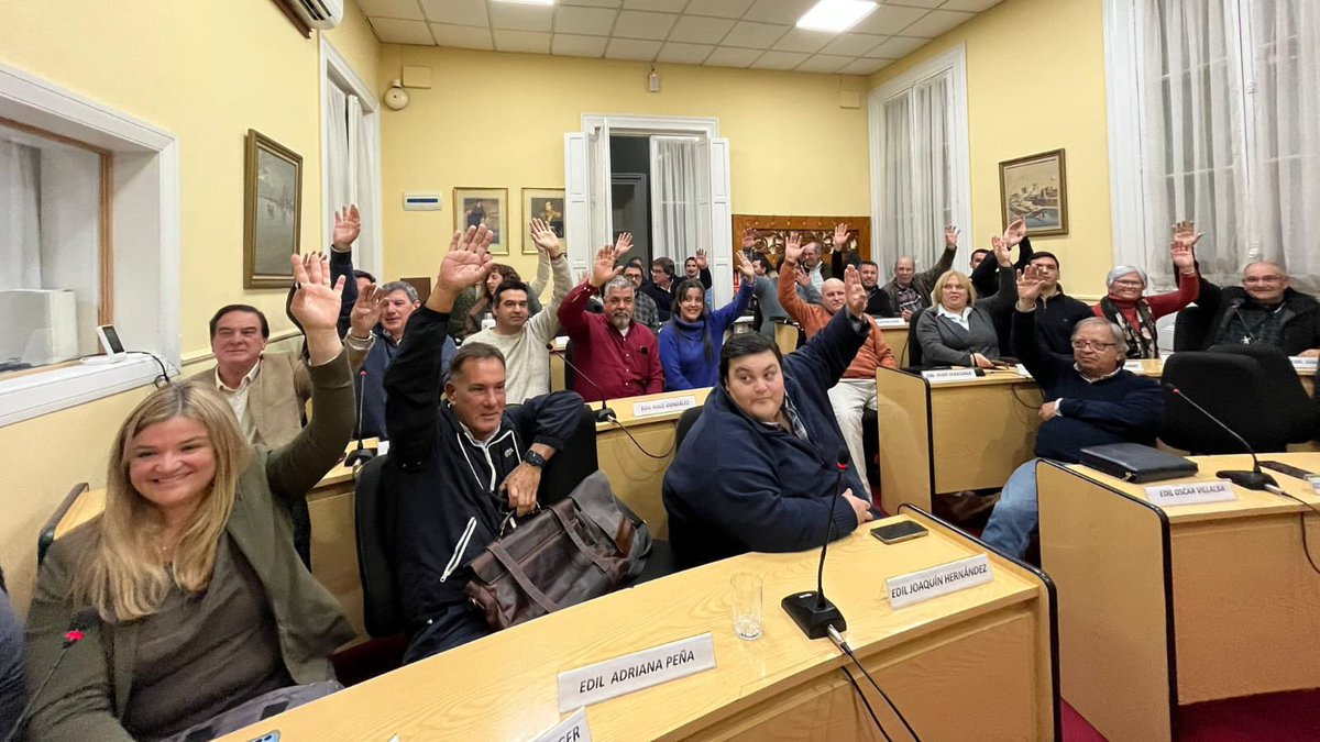 MarioLavalleja's tweet photo. Por las manos en alto de los ediles del @PartidoColorado . @CABILDO_uy @Frente_Amplio y casi todo el @PNACIONAL Lavalleja por primera vez contará con un fideicomiso para realizar obras en todo el departamento.GRACIAS, PRIMERO LAVALLEJA. https://t.co/K8m2sFSRh7