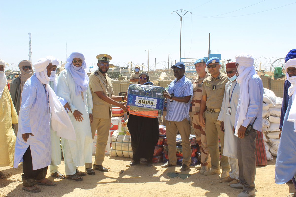 OngEffad's tweet photo. Aujourd’hui les 3 trois commissions chargées des déplacés dans la région de #kidal a reçu une donation des kits alimentaire, des sauts, des couvertures et des habits… faite par le staff civil et militaire de la #munisma. 
La remise sera faite aujourd’hui aux déplacés. https://t.co/L50o9NmI8N