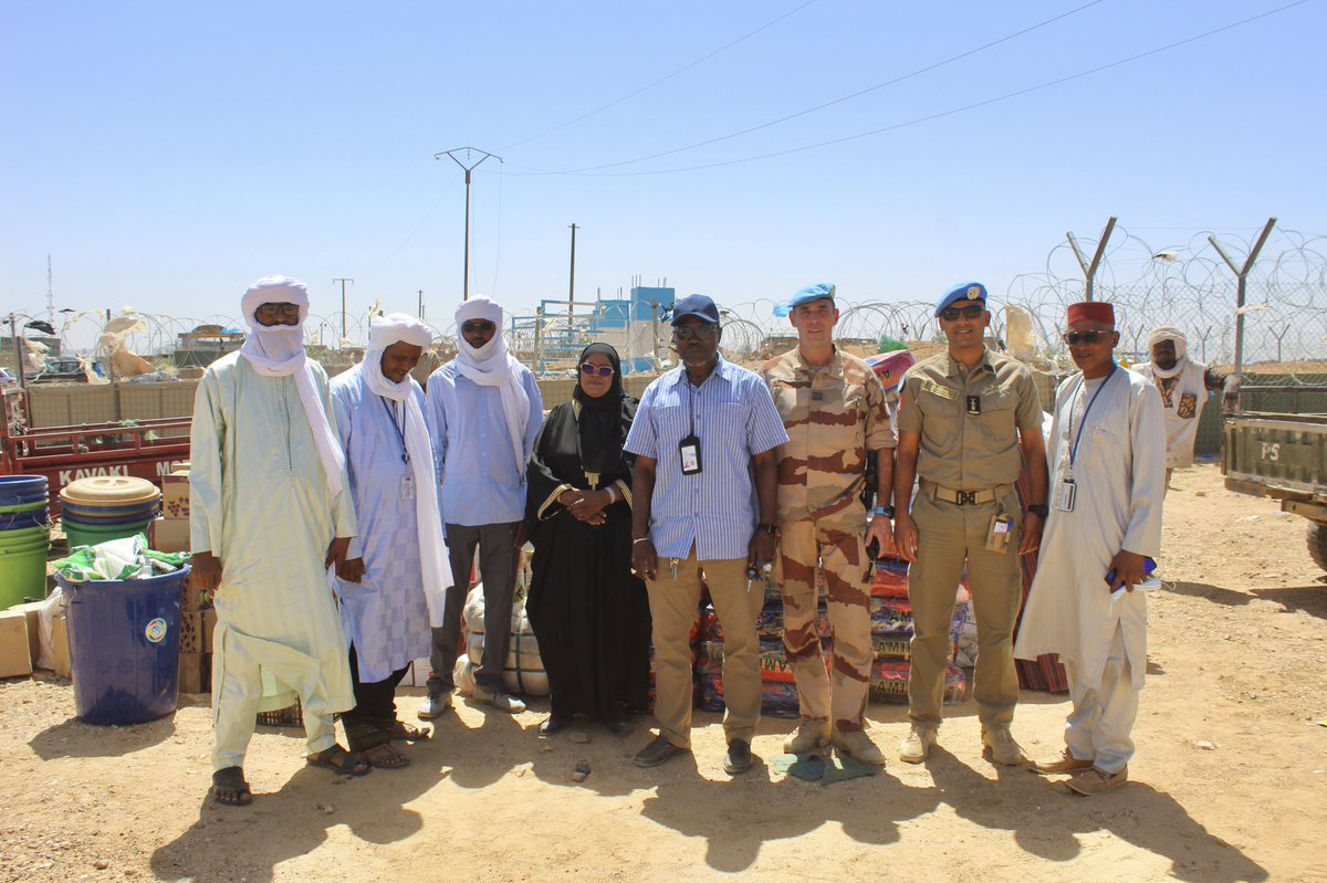 OngEffad's tweet photo. Aujourd’hui les 3 trois commissions chargées des déplacés dans la région de #kidal a reçu une donation des kits alimentaire, des sauts, des couvertures et des habits… faite par le staff civil et militaire de la #munisma. 
La remise sera faite aujourd’hui aux déplacés. https://t.co/L50o9NmI8N